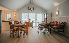 Auktsjaur Country House